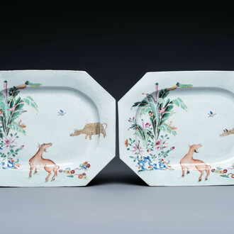 Een paar Chinese octagonale famille rose schotels met waterbuffels, Qianlong