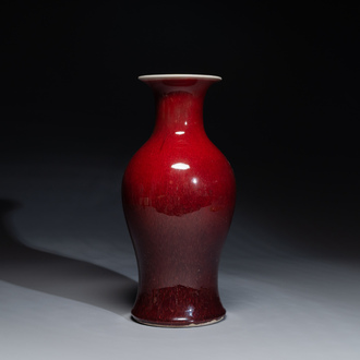 Een Chinese monochrome koperrood geglazuurde vaas, 19e eeuw