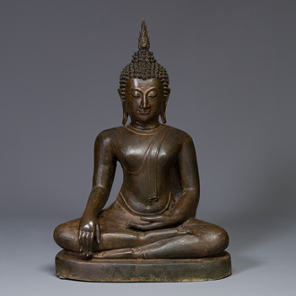 Een Thaise bronzen Boeddha in bhumisparsha mudra, 18/19e eeuw
