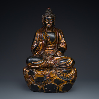Een fraai en groot Japans verguld en gelakt houten beeld van een Boeddha Shaka, Edo
