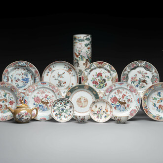 Een gevarieerde collectie Chinees famille rose en verte porselein, 18/19e eeuw