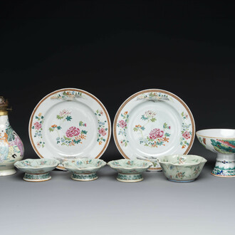 Een gevarieerde collectie van acht stukken Chinees famille rose porselein, 18/19e eeuw