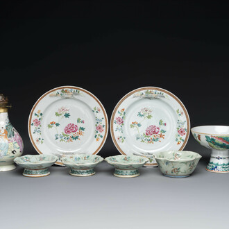 A varied collection of eight pieces of Chinese famille rose porcelain, 18/19th C.