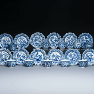 Douze tasses et soucoupes en porcelaine de Chine en bleu et blanc à décor floral, marque de jade, Kangxi