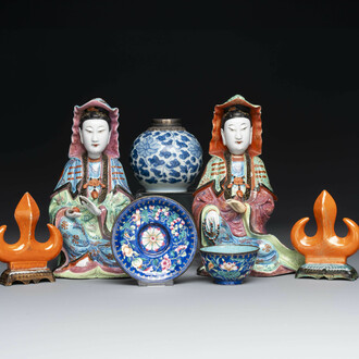 Een gevarieerde verzameling van zeven stukken Chinees porselein en Canton email, Kangxi en later