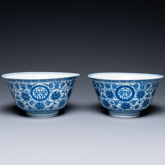 Paire de bols 'wan shou wu jiang 萬壽無疆' en porcelaine de Chine en bleu et blanc, marque et époque de Qianlong