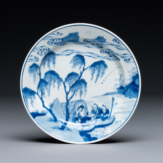 Assiette en porcelaine de Chine en bleu et blanc à décor d'une femme allaitante et de pêcheurs sur des bateaux, marque Chenghua, Kangxi