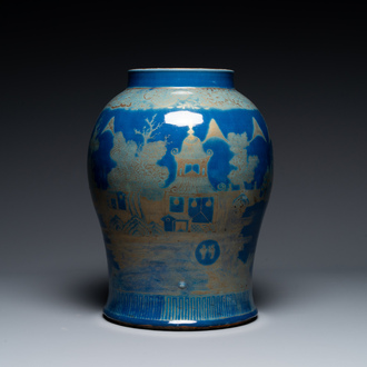 Vase en porcelaine de Chine à décor de paysage doré sur fond bleu poudré, Qianlong/jiaqing