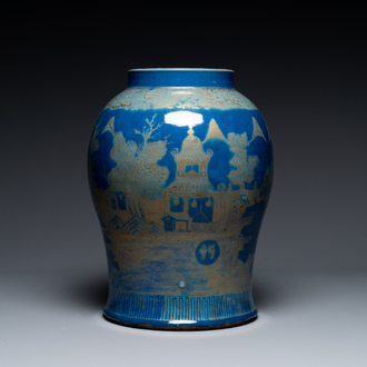 Een Chinese poederblauwe vaas met verguld landschapsdecor, Qianlong/Jiaqing