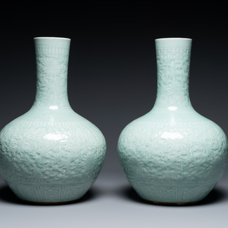 Een paar grote Chinese monochrome celadon geglazuurde flesvormige vazen met anhua lotusslingers, 19e eeuw