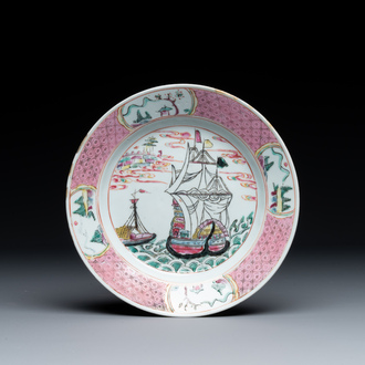 Assiette en porcelaine de Chine famille rose à decor d'un trois-mâts, Yongzheng