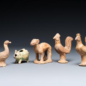 Vijf gevarieerde Chinese aardewerken dieren, Han