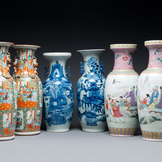 Groupe de six vases en porcelaine de Chine famille rose et bleu et blanc, 19ème