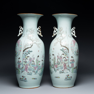 Paire de vases en porcelaine de Chine famille rose à décor de dames dans un jardin, signed Rongfang, 19/20ème