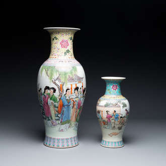 Twee Chinese famille rose vazen met rijstproductie en figuratief decor, Qianlong merk, 20e eeuw