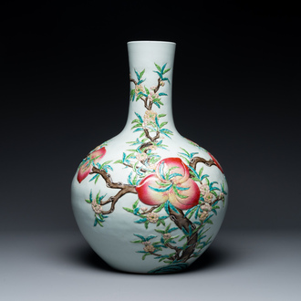 Vase de forme 'tianqiuping' en porcelaine de Chine famille rose à décor de neuf pêches en relief, marque de Qianlong, 19/20ème