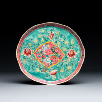 Een Chinees famille rose dienblad voor de Straits of Peranakan markt, 19e eeuw