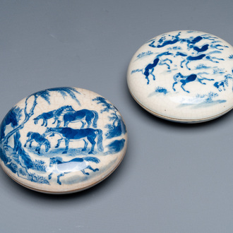 Twee Chinese blauw-witte dekseldoosjes voor zegelpasta, Kangxi en artemisia blad merk, 19e eeuw