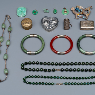 Een gevarieerde verzameling van 16 stukken Chinese sieraden en doosjes, waaronder jade, goud en zilver, 20e eeuw