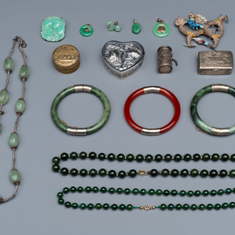 A varied collection of 16 pieces of Chinese jewelry and boxes, including jade, gold and silver, 20th C.
