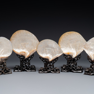 Cinq coquillages en nacre sculptés sur socles en bois, Chine, Canton, 19ème