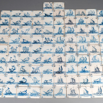 92 carreaux en faïence de Delft en bleu et blanc à décor de monstres marins et de bateaux, 18ème