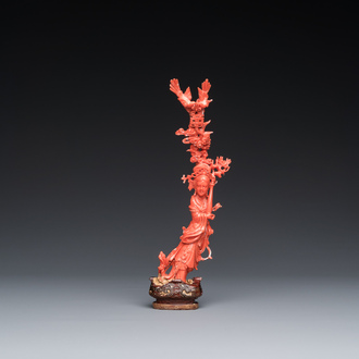 Sculpture d'une femme debout en corail rouge, Chine, 19/20ème