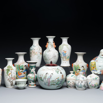 Een gevarieerde collectie van 15 stukken Chinees qianjiang cai, famille rose en verte porselein, 19/20e eeuw