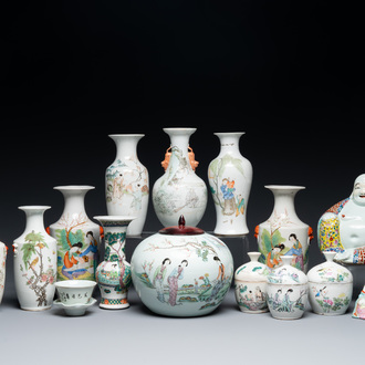 A varied collection of 15 pieces of Chinese qianjiang cai, famille rose and verte porcelain, 19/20th C.