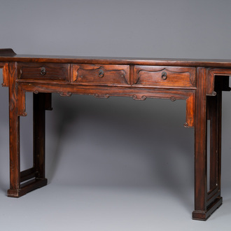 A Chinese wooden three-drawer console table, 19/20th C.