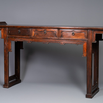 Een Chinese houten tafel met drie lades, 19/20e eeuw