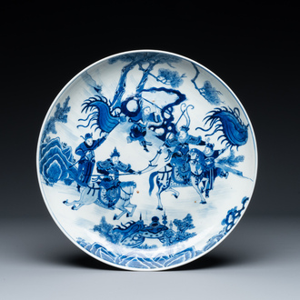 Plat en porcelaine de Chine en bleu et blanc à décor de guerriers à cheval, 19ème