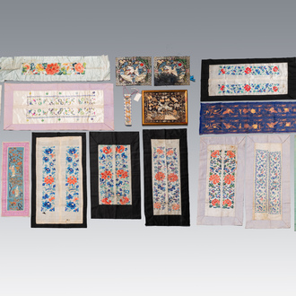 Een gevarieerde collectie Chinese geborduurde zijden doeken, een waaieromslag en 'rank badges', 19e eeuw