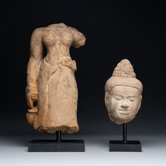 Een zandstenen vrouwentorso en een Boeddha hoofd, Cambodja, late Khmer periode, 13/14e eeuw