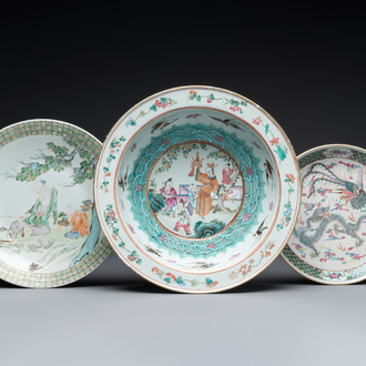Un plat en porcelaine de Chine famille verte, un bassin et un plat famille rose, 19ème