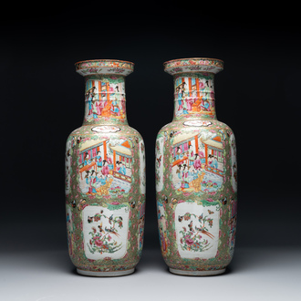 Paire de vases de forme rouleau en porcelaine de Chine famille rose de Canton, 19ème