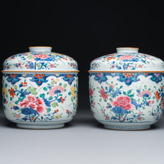 Een paar grote Chinese famille rose potten met deksels en floraal decor, Qianlong
