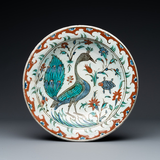 Exceptionnel plat en céramique polychrome d'Iznik à décor d'un paon, Turquie, dernier quart du 16ème