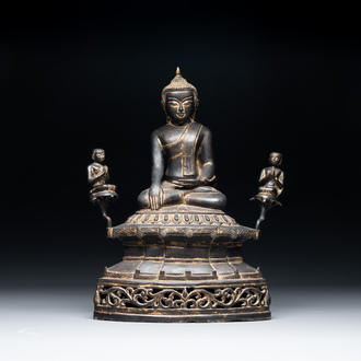 Een Birmese bronzen Shan Boeddha met sporen van vergulding, 16/17e eeuw