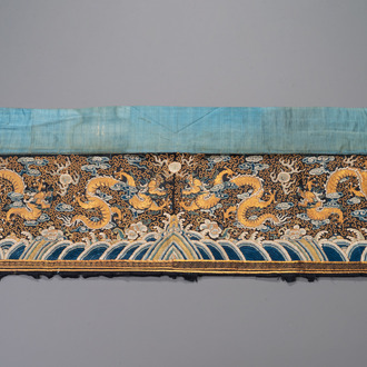 Panneau en soie brodée au fil d'or et d'argent à motif de dragons, Chine, Qing