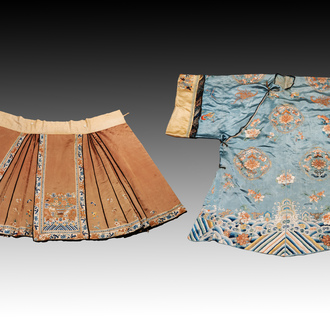 Een Chinese geborduurde zijden rok en een dames zomerkleed, 18/19e eeuw