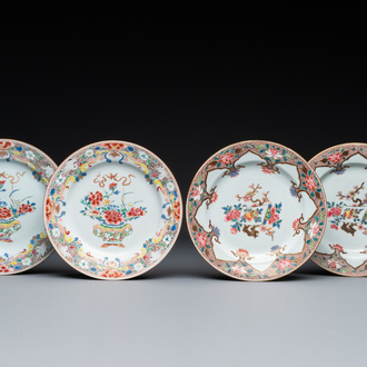 Quatre assiettes en porcelaine de Chine famille rose à décor floral, Qianlong