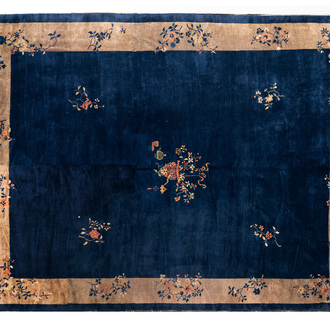 Een groot Chinees donkerblauw tapijt met floraal decor, 19/20e eeuw