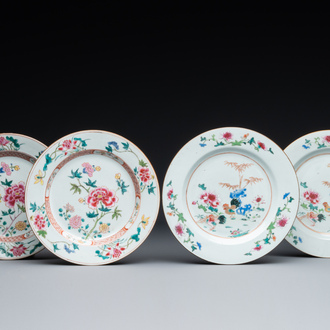Une paire d'assiettes famille rose à décor de coqs et une paire d'assiettes à décor floral, Qianlong