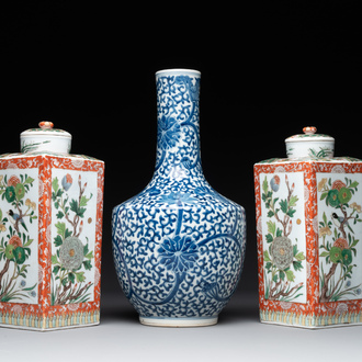 Un vase en porcelaine de Chine en bleu et blanc à décor de lotus et une paire de flacons couverts en forme carrée famille verte, 19ème