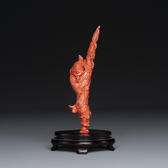 Sculpture d'un pêcheur en corail rouge sur socle en bois, Chine, 19/20ème