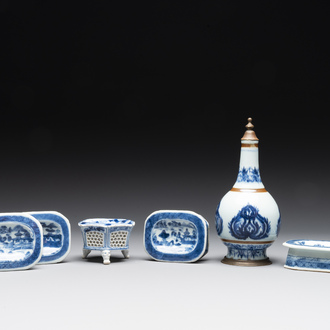 Cinq salerons en porcelaine de Chine en bleu et blanc et un aspersoir à monture en cuivre, Kangxi/Jiaqing