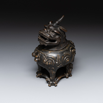 Brûle-parfum couvert en bronze en forme de luduan, Chine, Ming