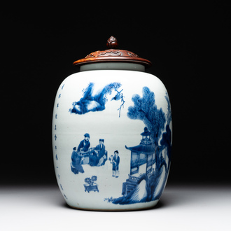 Rare vase de forme lanterne en porcelaine de Chine en bleu et blanc à décor de personnages dans un paysage et calligraphie, Shunzi/début Kangxi