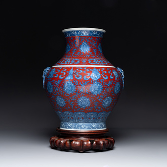 Een Chinese blauw-witte en ijzerrode 'bajixiang' 'hu' vaas op houten sokkel, Qianlong merk, 19e eeuw